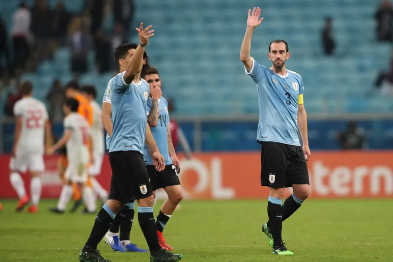 AP Godín se despide de la afición charrúa tras la victoria ante Chile