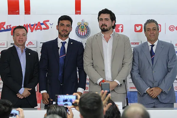 Alanís, previo a su presentación con Chivas