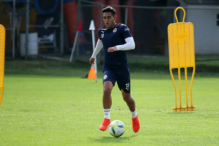 Gael Sandoval en un entrenamiento con Chivas