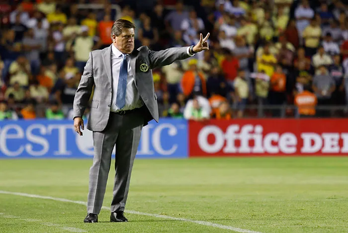 IMAGO7 Miguel Herrera da indicaciones a sus jugadores