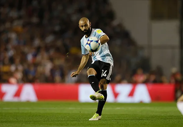 Javier Mascherano toca balón en juego de Argentina