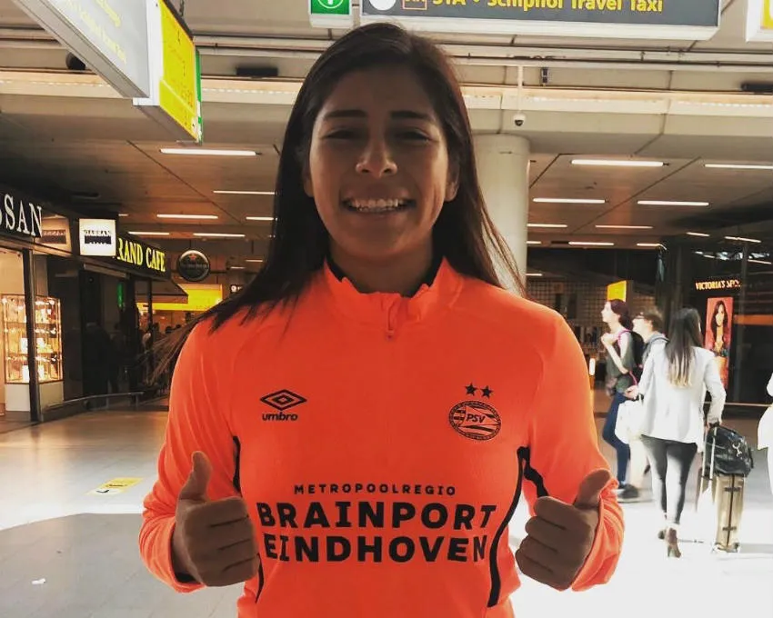 Ceci Santiago posa con los colores del PSV Eindhoven