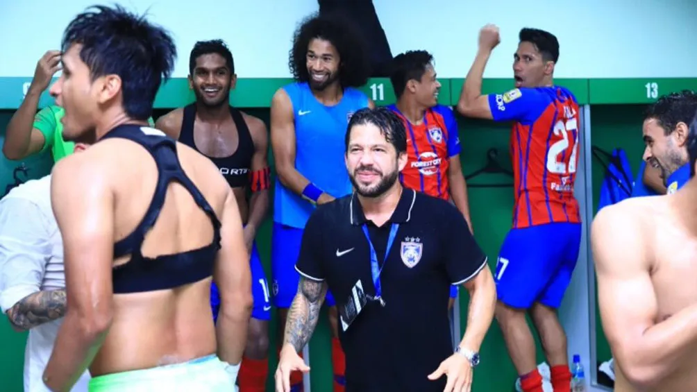 Mora en el vestuario, tras conquistar la Superliga de Malasia