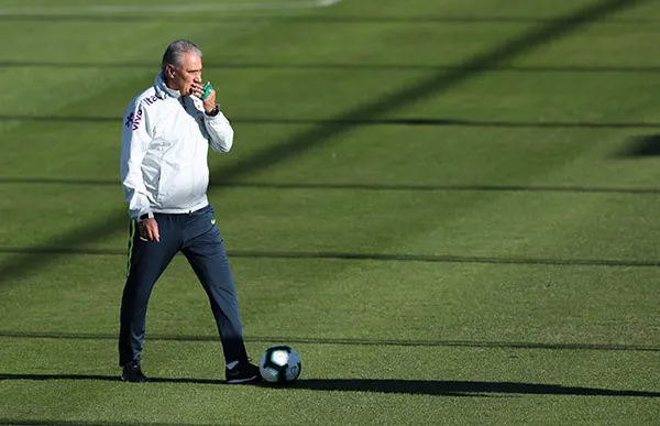 Tite camina en entrenamiento de Brasil