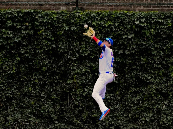 Albert Almora Jr. atrapa una pelota