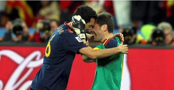 Casillas y Busquets celebran Título del mundo