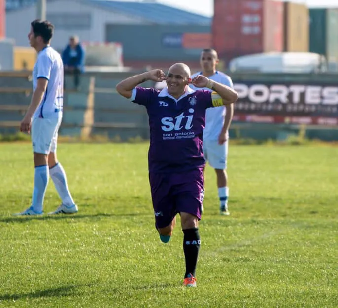 Humberto Suazo con la playera del San Antonio