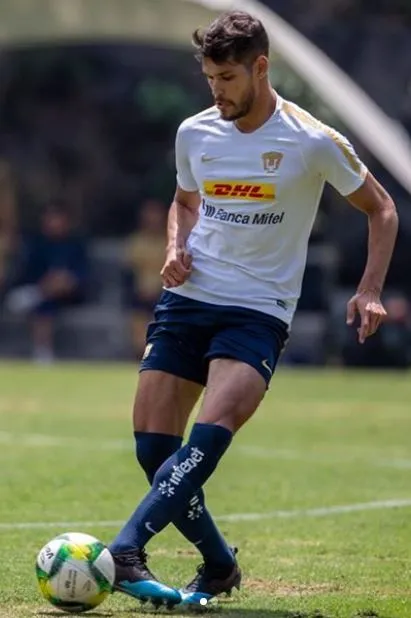 INSTAGRAM @NICOFREIRE23 Freire maneja la pelota durante un entrenamiento de los Felinos