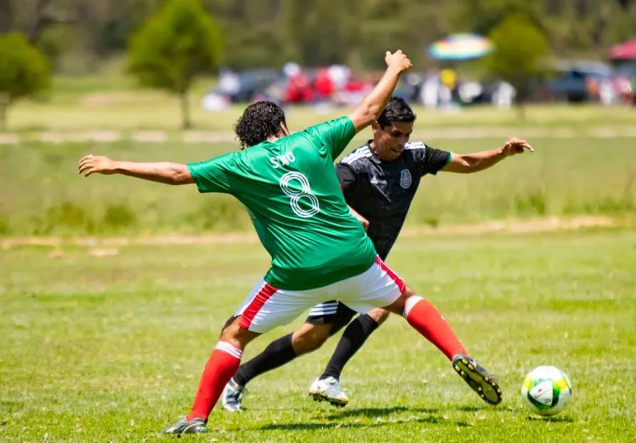 CARLOS RAMÍREZ Un Jugador deja un hombre en e lcamino