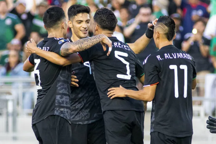 Jugadores del Tri en festejo de gol