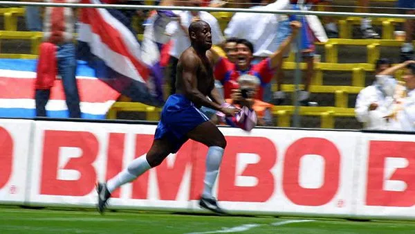 Hernán Medford tras marcar el 2-1 frente a México en el 'Aztecazo'
