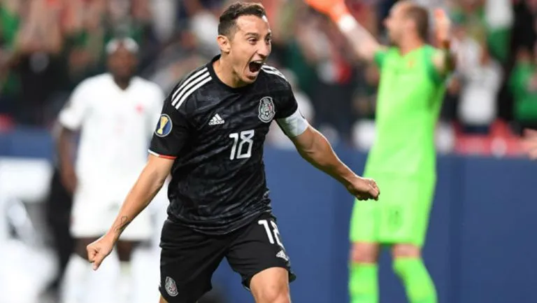 MEXSPORT Guardado celebra uno de sus goles contra Canadá
