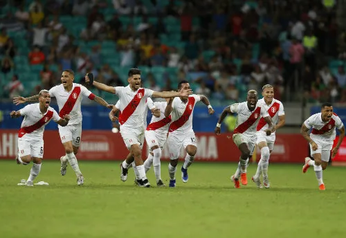 Perú celebra su triunfo ante Uruguay