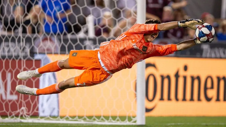 USA TODAY Sisniega ataja un balón