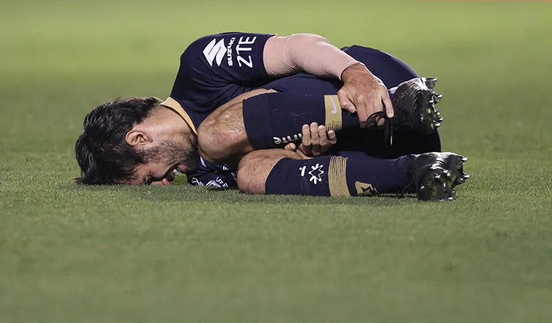 IMAGO7 Alejandro Arribas se lesiona en partido de Pumas