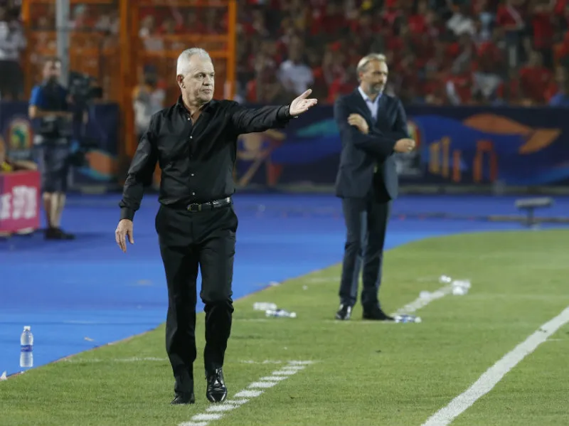 AP Javier Aguirre da una indicación en el juego vs Uganda