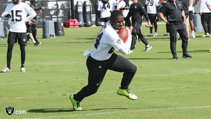 RAIDERS.COM Brown avanza unos metros con el balón en entrenamiento con Raiders