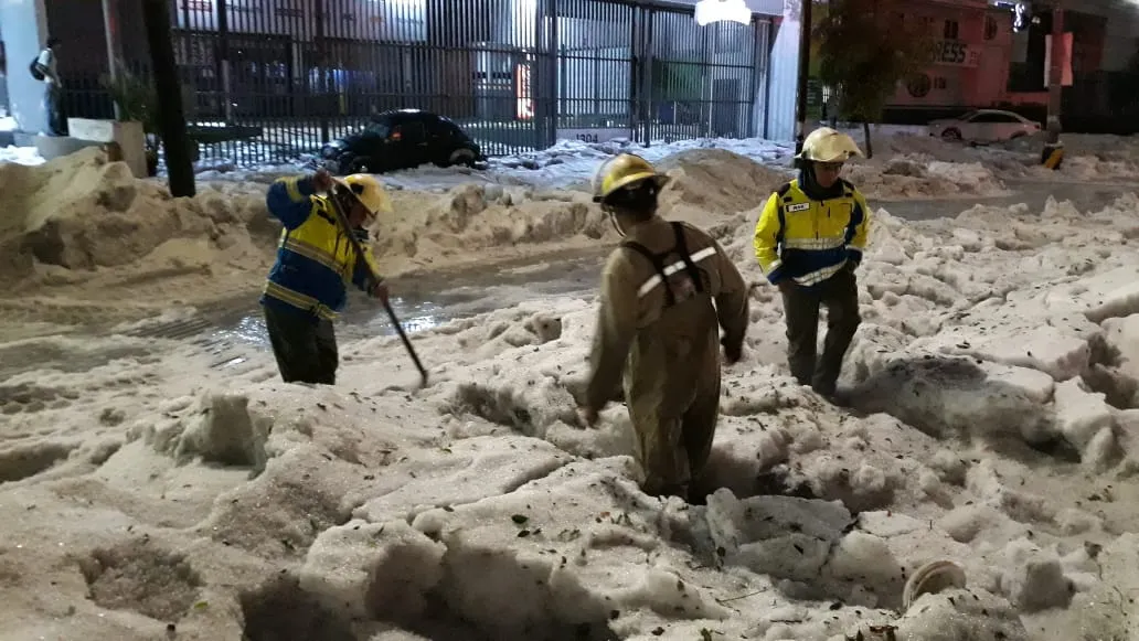 Trabajadores retirando el granizo de las calles