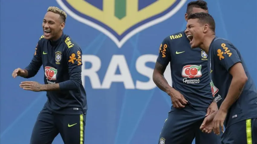 Neymar y Thiago Silva se ríen en un entrenamiento de Brasil