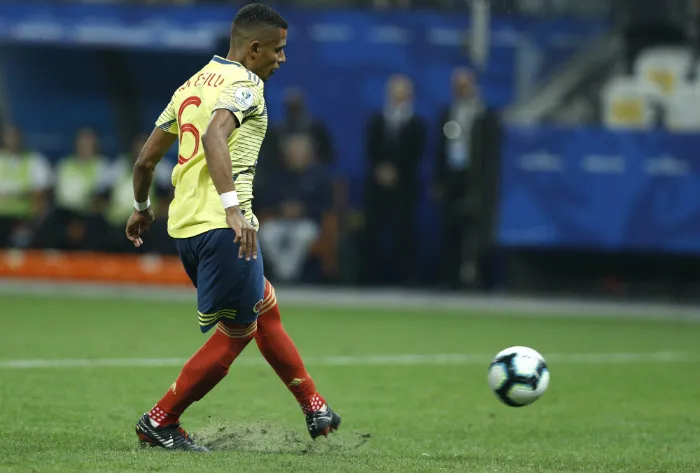 Tesillo patea el balón