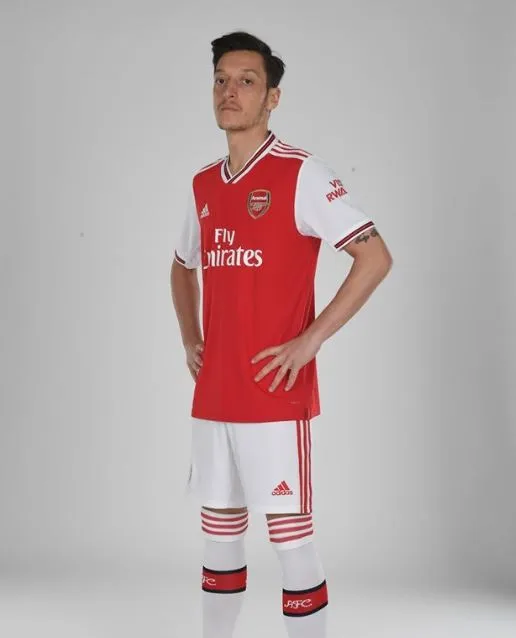 Ozil posa con el uniforme del Arsenal para la temporada 2019-20