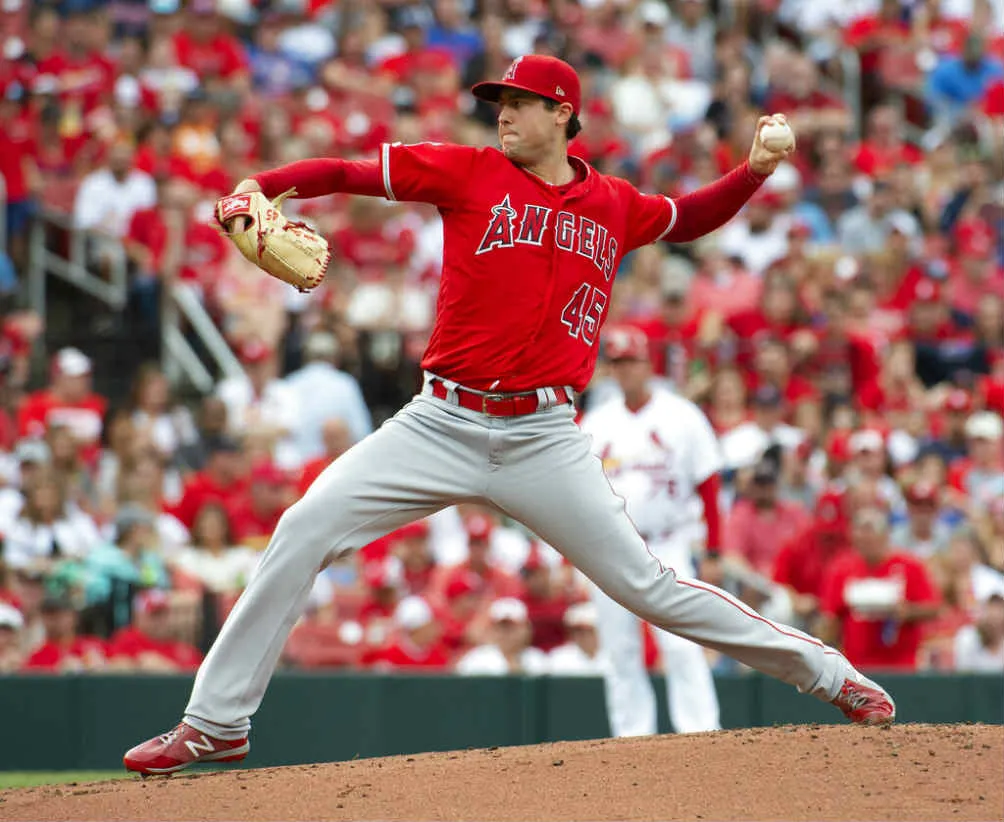 AP Tyler Skaggs lanza desde la lomita