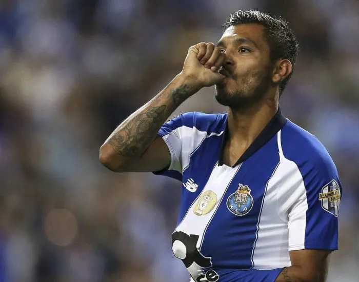 Tecatito en festejo de gol con el Porto