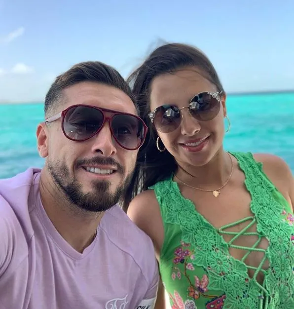 Herrera posa junto a su esposa en sus vacaciones