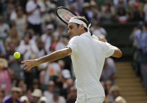 AP Federer en acción en Wimbledon