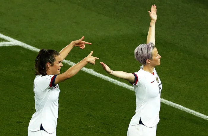 EFE Megan Rapinoe festejando un gol con EU