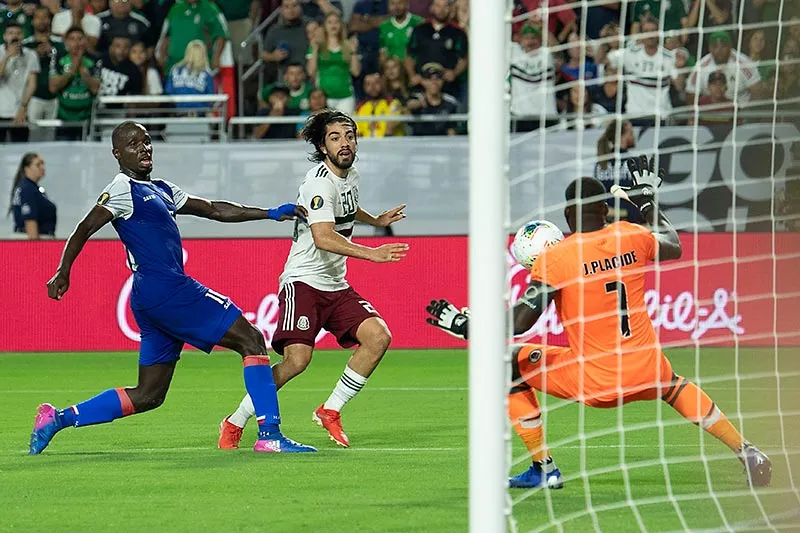 Pizarro realiza un disparo contra Haití