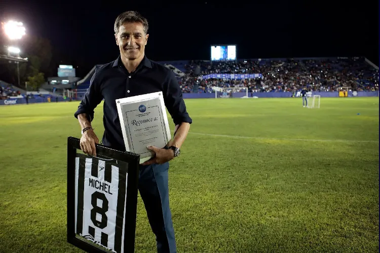 DANIEL GÁMEZ Míchel recibe homenaje en el Estadio Miguel Alemán