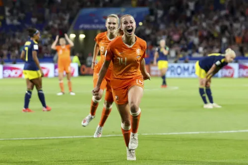 AP Jackie Groenen celebra su gol ante Suecia