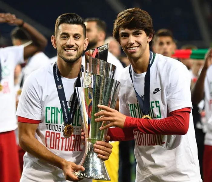 Félix posa con el trofeo de la UEFA Nations League