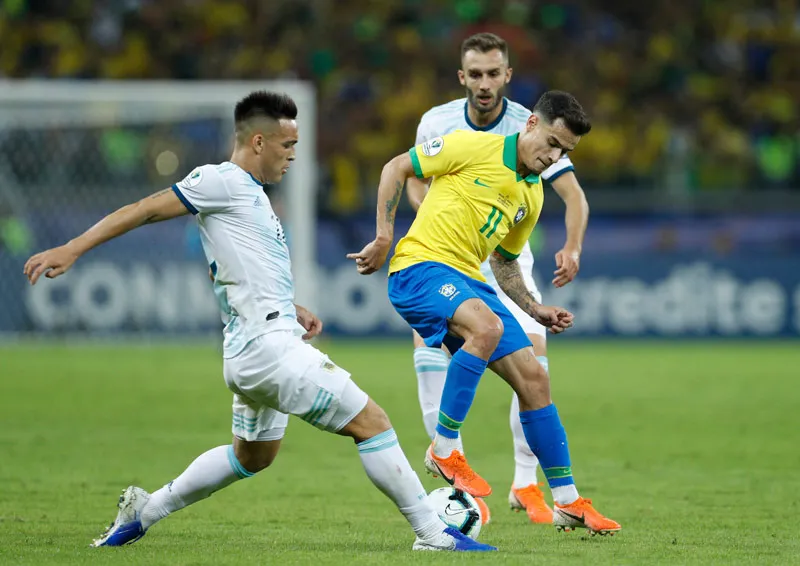 Lautaro y Coutinho pelean por el esférico