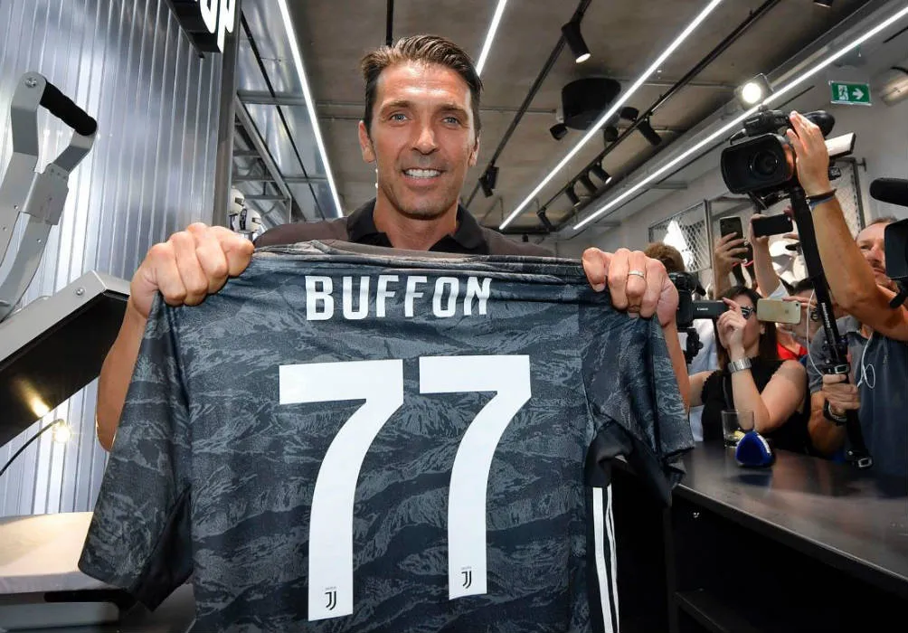 TWITTER @gianluigibuffon Gianluigi presume su nueva elástica