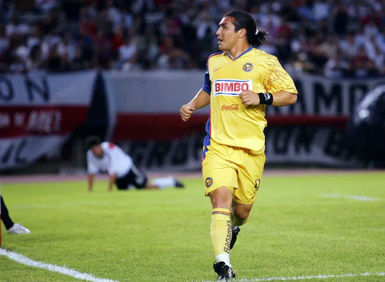 Cabañas festeja gol contra River Plate
