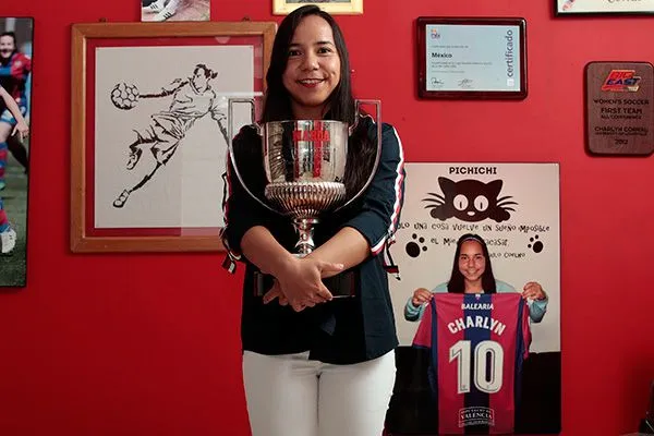 DANIEL GÁMEZ Charlyn Corral con el Pichichi que ganó en España