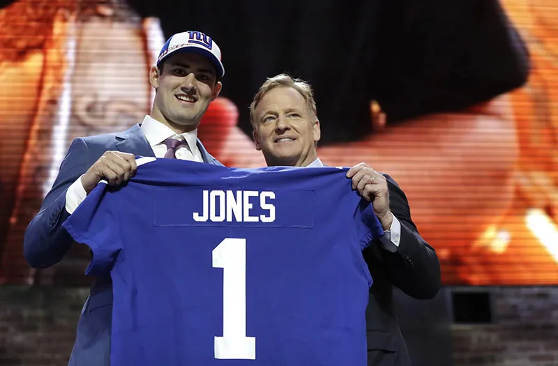 Daniel Jones y Roger Goodell en el Draft 2019