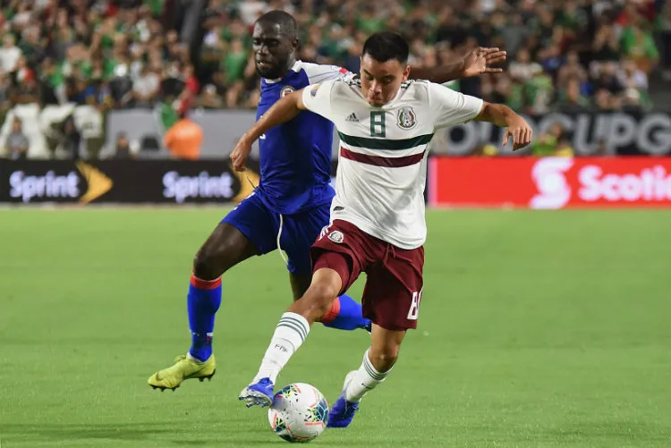 Carlos Rodríguez conduce el balón en el duelo contra Haití