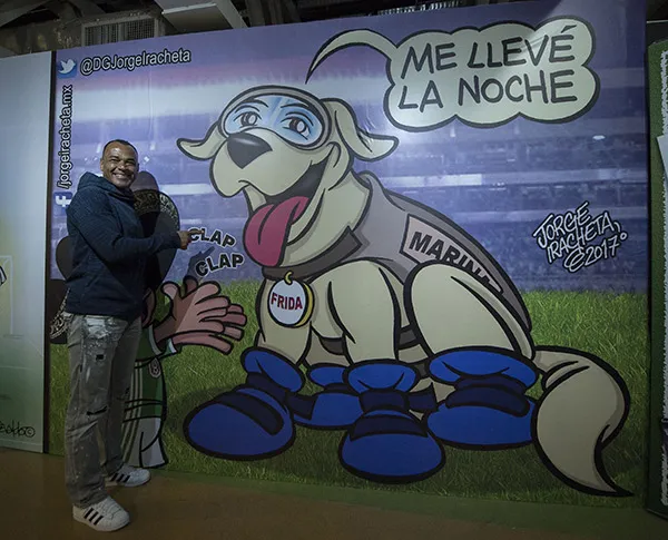 Cafú posa junto a una imagen de Frida