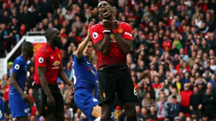 EFE Paul Pogba lamenta error en un duelo con Manchester United