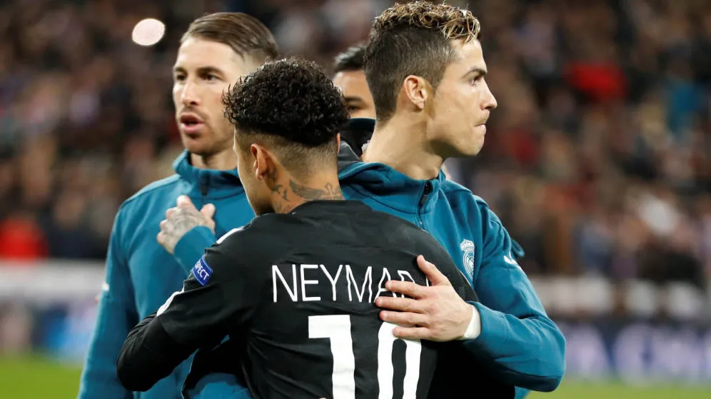 Neymar y Cristiano Ronaldo se abrazan en el partido de Champions