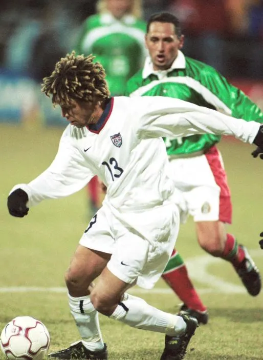 MEXSPORT Cobi conduce la redonda en juego contra México