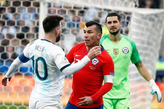 Lionel Messi y Gary Medel se dan pechazos