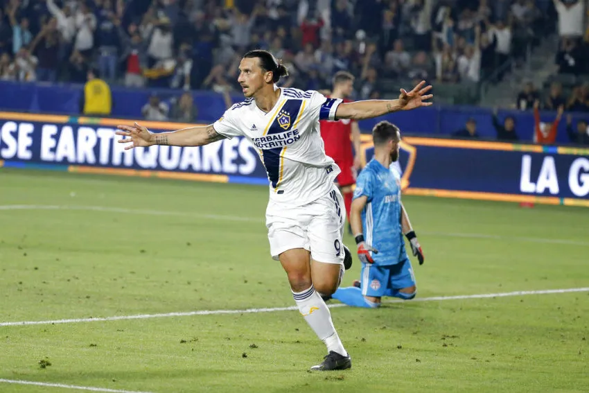 Zlatan festeja anotación con Los Angeles Galaxy