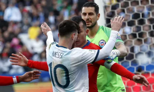 AP Momento en que Medel agrede a Lionel Messi