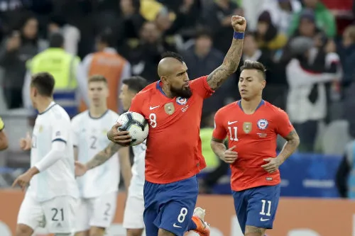 AP Arturo Vidal celebra un gol ante Argentina