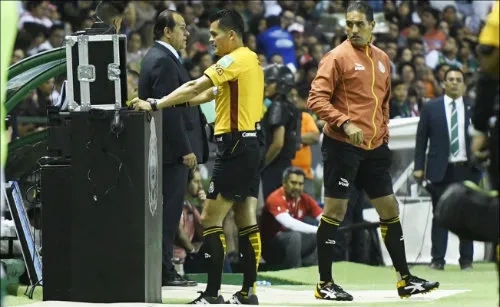 Silbante analiza jugada en el VAR