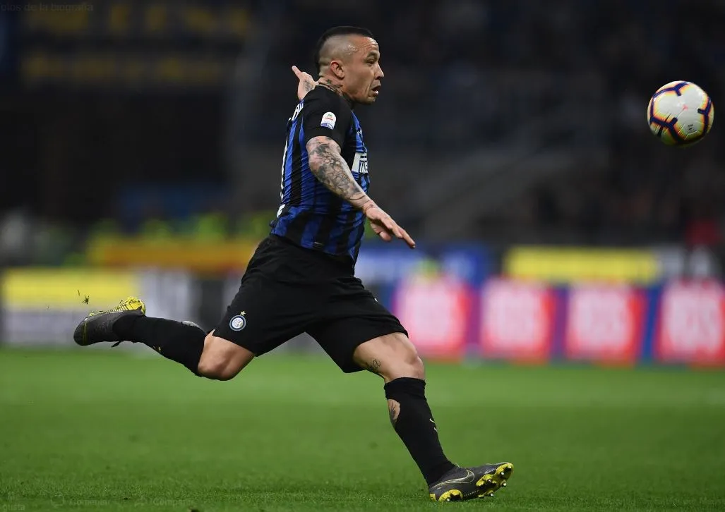 FACEBOOK INTER Nainggolan se prepara para disparar en un juego del Inter